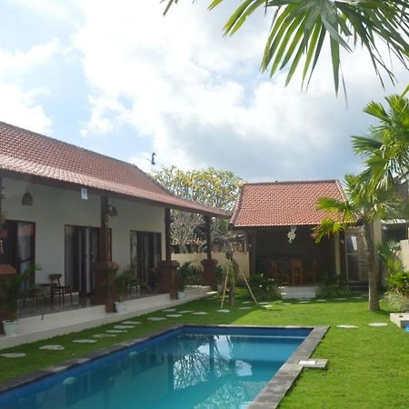 Wiryaroja Guest House Canggu Extérieur photo