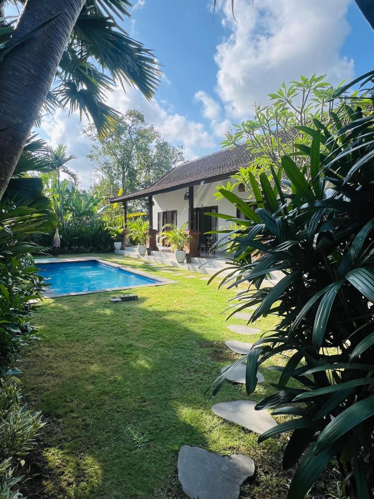 Wiryaroja Guest House Canggu Extérieur photo