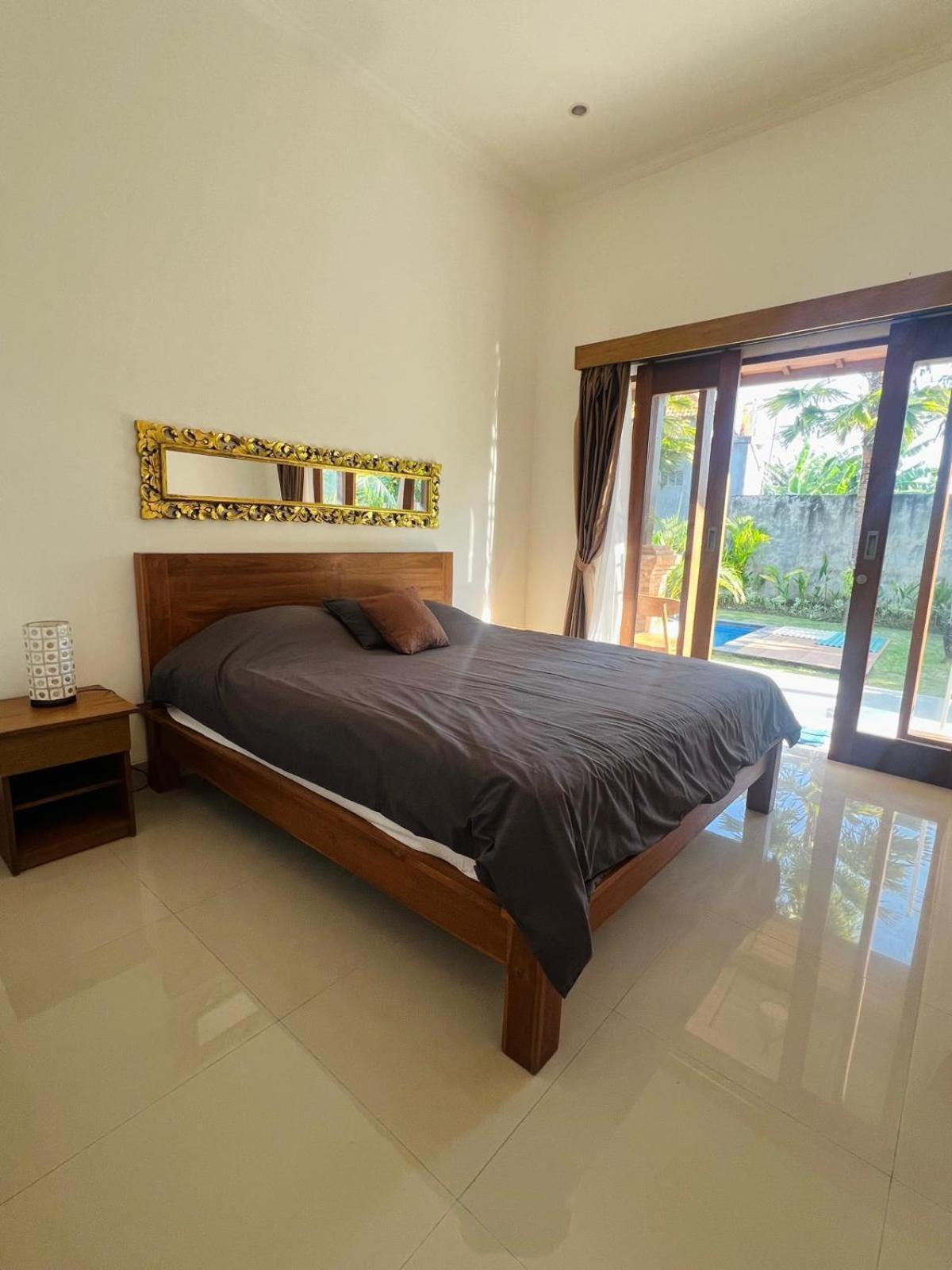 Wiryaroja Guest House Canggu Extérieur photo