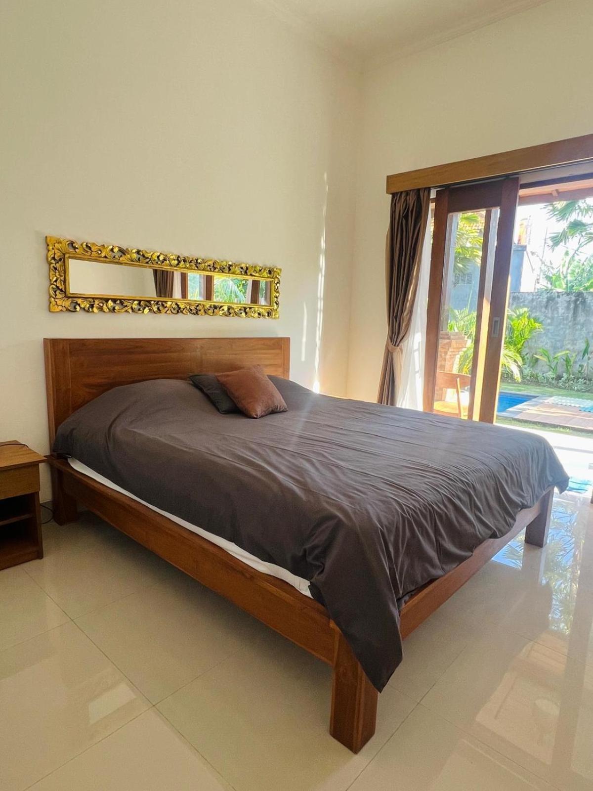 Wiryaroja Guest House Canggu Extérieur photo
